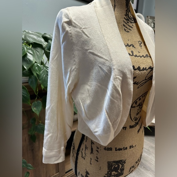 Jessica Howard cream sweater, size large. Lightweight. Good condition. - Picture 2 of 6